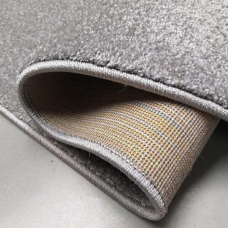 Štýlový koberec v sivej farbe