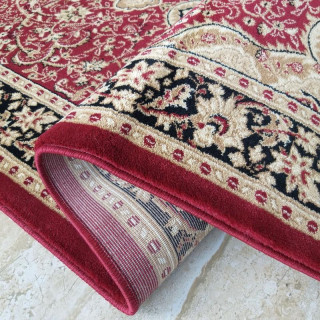 Metrážny vzorovaný koberec v červenej farbe