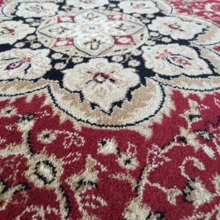 Metrážny vzorovaný koberec v červenej farbe