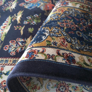 Exkluzívny hodvábny koberec so vzorom v modrej farbe