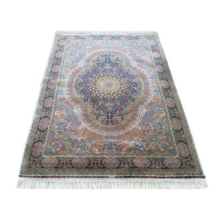 Exkluzívny hodvábny koberec s farebným vzorom