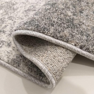 Sivý metrážny koberec  s jemným vzorom kosoštvorcov