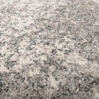 Sivý metrážny koberec  s jemným vzorom kosoštvorcov