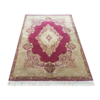 Krásny hodvábny koberec v červenej farbe