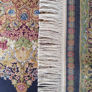 Krásny hodvábny koberec v kráľovskej modrej farbe