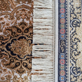 Krásny hodvábny koberec v modrej farbe