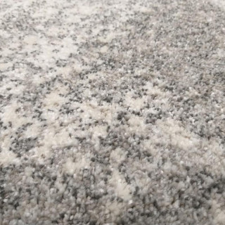 Koberec so vzorom kosoštvorcov v sivej farbe