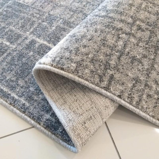 Sivý metrážny koberec s jemným obdĺžnikovým vzorom