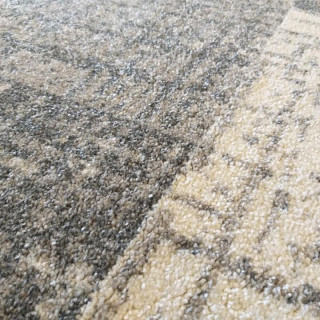 Sivý metrážny koberec s jemným obdĺžnikovým vzorom