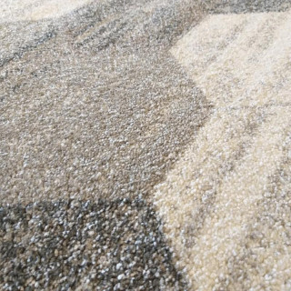 Sivý metrážny koberec so vzorom včelích plástov