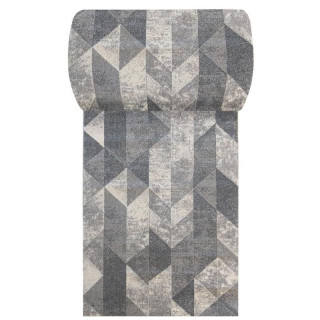 Sivý metrážny koberec so vzorom trojuholníkov