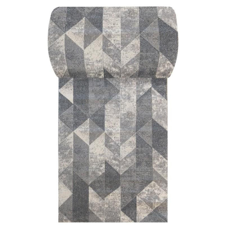 Sivý metrážny koberec so vzorom trojuholníkov