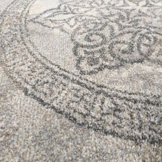 Koberec s krásnym ornamentom v sivej farbe