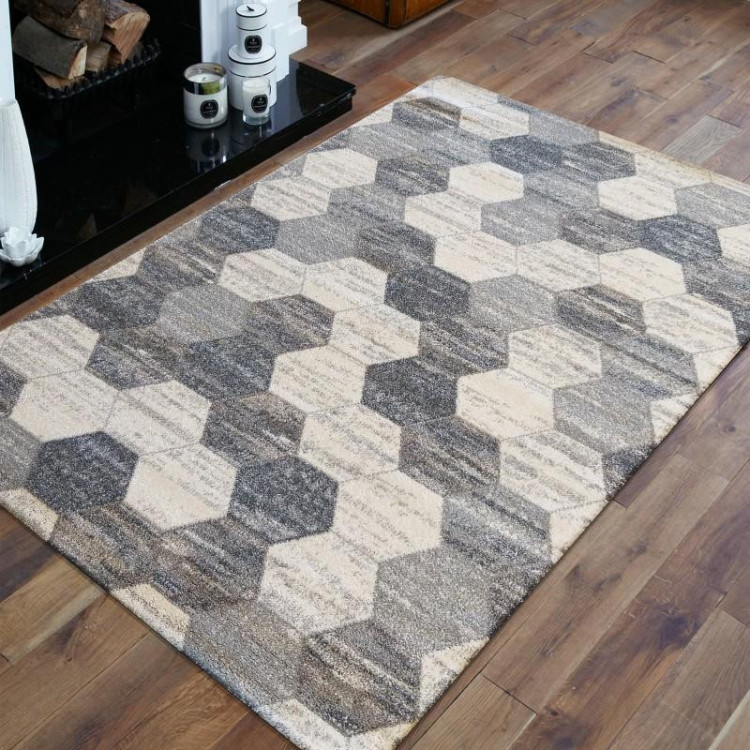 Koberec so vzorom včelích plástov v sivej farbe