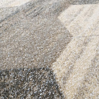 Koberec so vzorom včelích plástov v sivej farbe