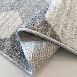 Koberec so vzorom včelích plástov v sivej farbe