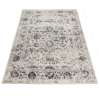 Sivý koberec so vzorom