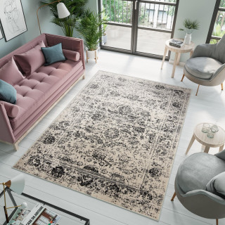 Sivý koberec so vzorom