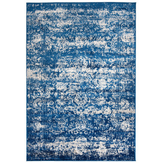 Modrý koberec so vzorom