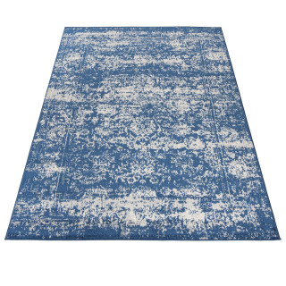 Modrý koberec so vzorom