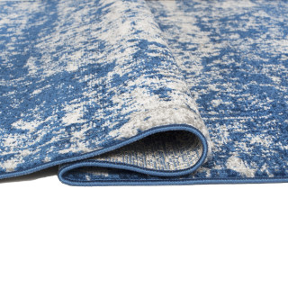 Modrý koberec so vzorom