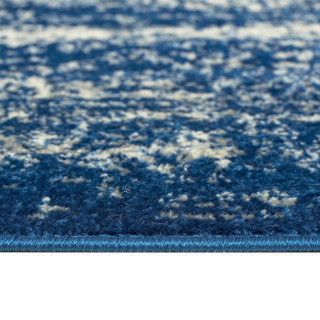 Modrý koberec so vzorom