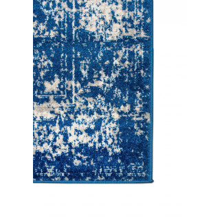 Modrý koberec so vzorom