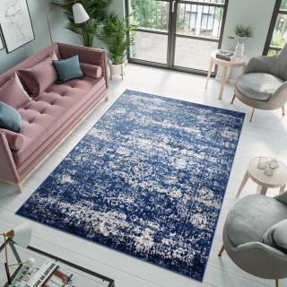 Modrý koberec so vzorom