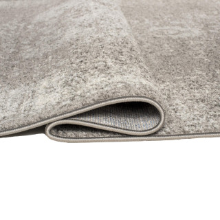 Koberec so vzorom tmavosivej farby