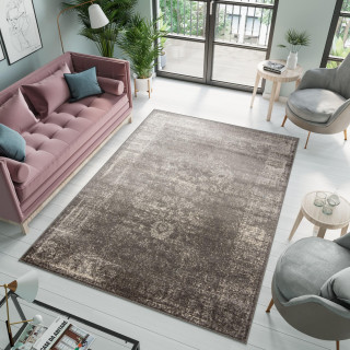 Koberec so vzorom tmavosivej farby