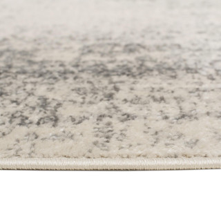 Svetlosivý koberec s jemným vzorom