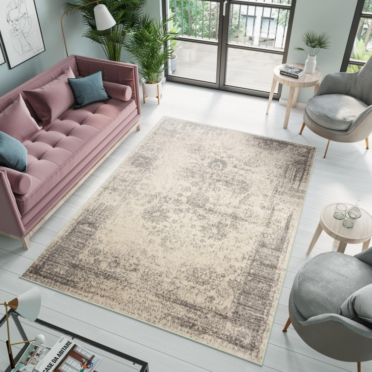 Svetlosivý koberec s jemným vzorom