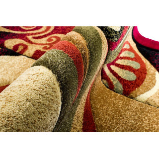 Krémový koberec s červenou potlačou