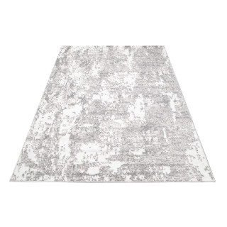 Sivý koberec so vzorom