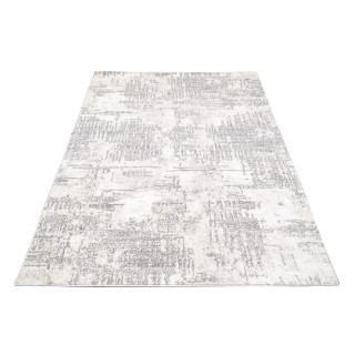 Vzorovaný koberec v sivej farbe