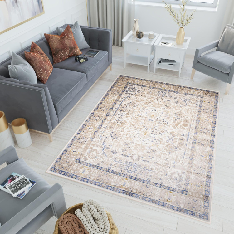 Biely koberec s ornamentom