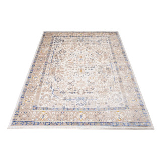 Biely koberec s ornamentom