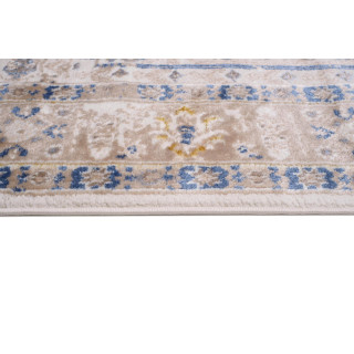 Biely koberec s ornamentom