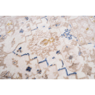 Biely koberec s ornamentom