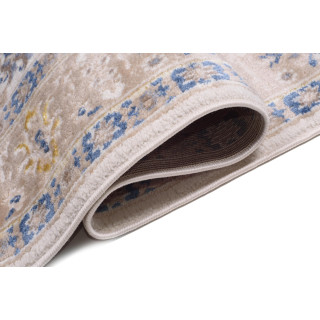 Biely koberec s ornamentom