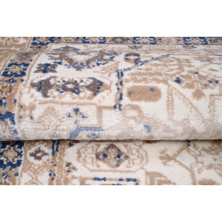 Biely koberec s ornamentom