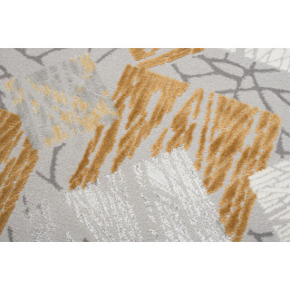 Žltý koberec s geometrickým vzorom