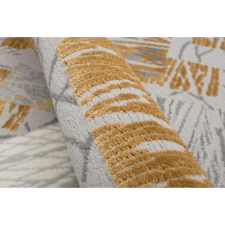 Žltý koberec s geometrickým vzorom