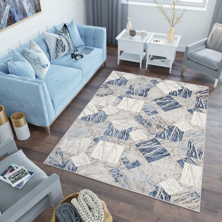 Koberec s modrým geometrickým vzorom