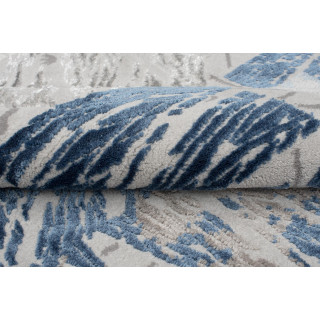 Koberec s modrým geometrickým vzorom