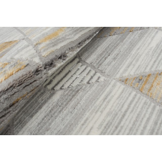 Žltý vzorovaný koberec