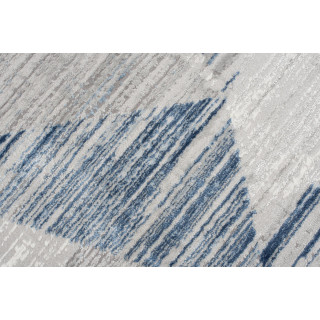 Sivý koberec s modrým vzorom