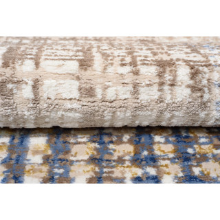 Vzorovaný koberec v jemných farbách