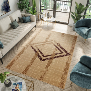 Koberec v béžovej farbe so vzorom