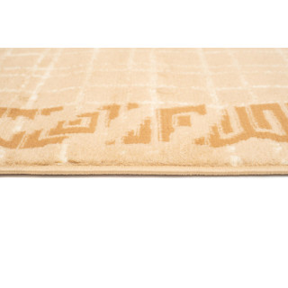 Koberec v béžovej farbe so vzorom